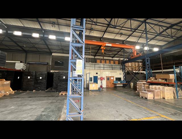 1,700M² WAREHOUSE TO LET IN SPARTAN